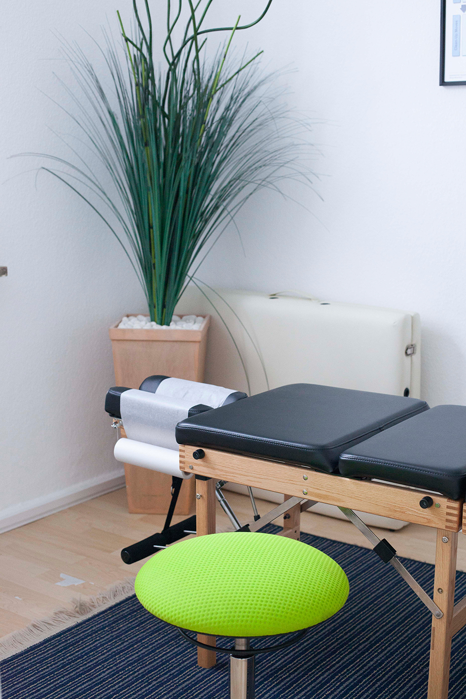 Raum für Lasertherapie. Eine spezielle Chiropraktikliege steht zusätzlich zur Behandlung zur Verfügung.